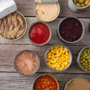 Enlatados: Variedad de aceitunas, encurtidos, hongos, maíz dulce, pepinillos y muchos más
