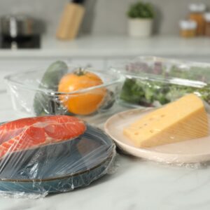 Plásticos, envases y papel: guantes, caja para pizza y plástico film de embalaje