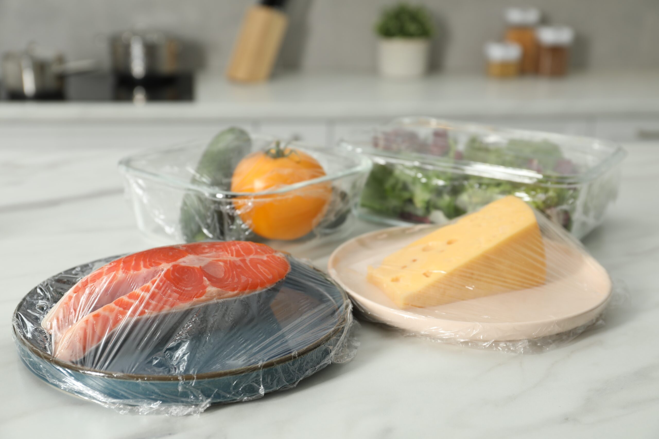Plásticos, envases y papel: guantes, caja para pizza y plástico film de embalaje
